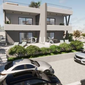 ŠIBENIK, VODICE – Prizemni stan s vrtom i 2 parkinga