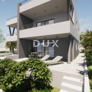 ŠIBENIK, VODICE – Prizemni stan s vrtom i 2 parkinga