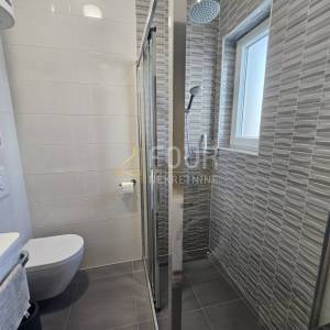 Šibenik, Vodice, samostojeća kuća s 2 stambene jedinice