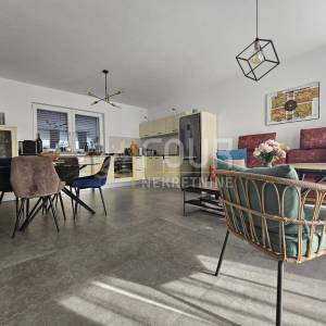 Šibenik, Vodice, samostojeća kuća s 2 stambene jedinice