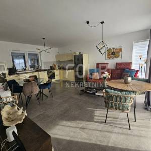 Šibenik, Vodice, samostojeća kuća s 2 stambene jedinice