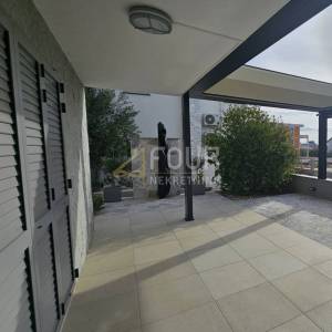 Šibenik, Vodice, samostojeća kuća s 2 stambene jedinice