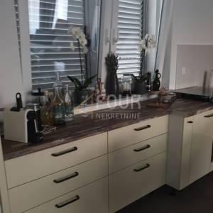 Šibenik, Vodice, samostojeća kuća s 2 stambene jedinice