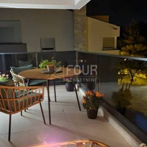 Šibenik, Vodice, samostojeća kuća s 2 stambene jedinice