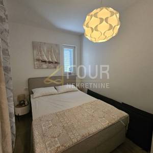 Šibenik, Vodice, samostojeća kuća s 2 stambene jedinice