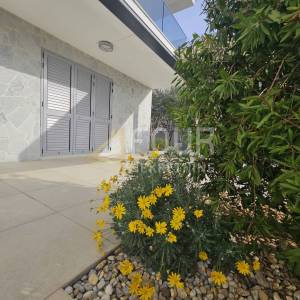 Šibenik, Vodice, samostojeća kuća s 2 stambene jedinice