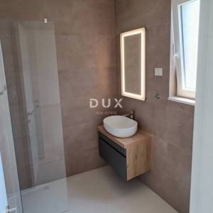 ŠIBENIK, VODICE – Stan na drugom katu s terasom i 2 parkinga