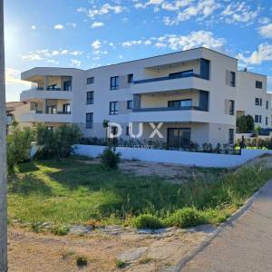 ŠIBENIK, VODICE – Stan na drugom katu s terasom i 2 parkinga