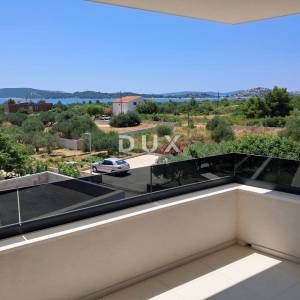 ŠIBENIK, VODICE – Stan na drugom katu s terasom i 2 parkinga