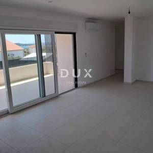 ŠIBENIK, VODICE – Stan na prvom katu s terasom i 2 parkinga