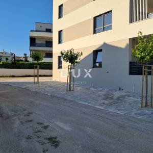 ŠIBENIK, VODICE – Stan na prvom katu s terasom i 2 parkinga