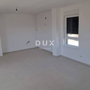 ŠIBENIK, VODICE – Stan na prvom katu s terasom i 2 parkinga