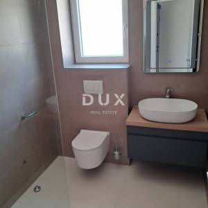 ŠIBENIK, VODICE – Stan na prvom katu s terasom i 2 parkinga