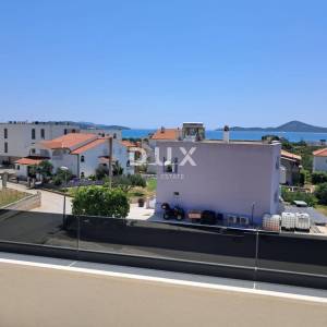 ŠIBENIK, VODICE – Stan na prvom katu s terasom i 2 parkinga