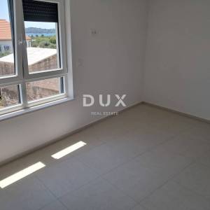 ŠIBENIK, VODICE – Stan na prvom katu s terasom i 2 parkinga