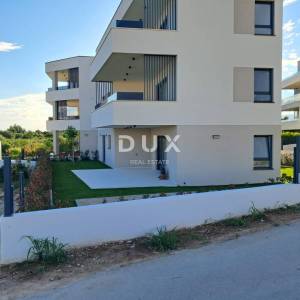 ŠIBENIK, VODICE – Stan na prvom katu s terasom i 2 parkinga