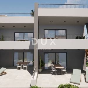 ŠIBENIK, VODICE – Stan na prvom katu s velikom terasom