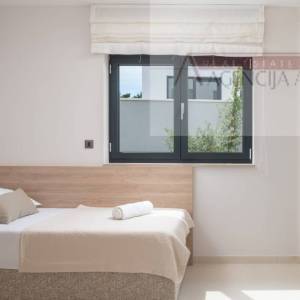 Split - Donja Podstrana nova vila - pogled na more 320 m2