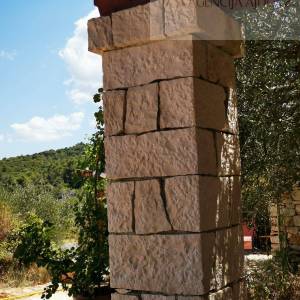 Splitska Stražišće kamene kuće 175 m2 na 20000 m2 TOP PONUDA