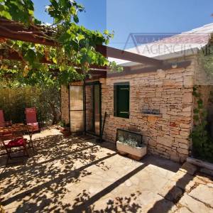 Splitska Stražišće kamene kuće 175 m2 na 20000 m2 TOP PONUDA