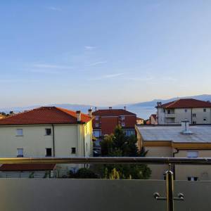 SRDOČI, RIJEKA – Trosobni stan s pogledom na more i garažom