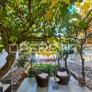 Stan s vrtom i garažom prenamijenjenom u stambeni prostor