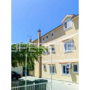 Stan s vrtom i garažom prenamijenjenom u stambeni prostor