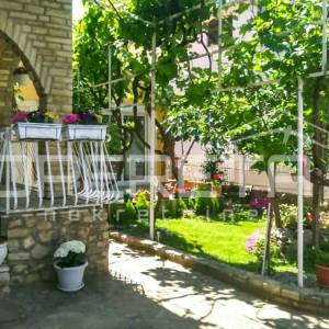 Stan s vrtom i garažom prenamijenjenom u stambeni prostor