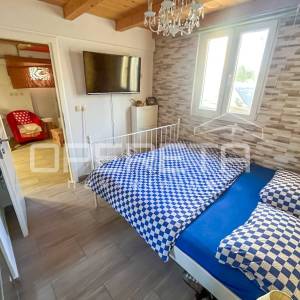 Stan s vrtom i garažom prenamijenjenom u stambeni prostor