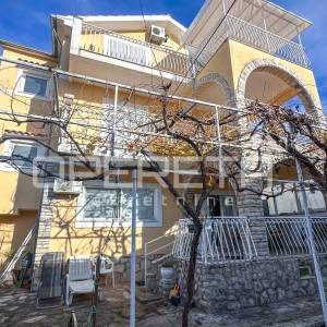 Stan s vrtom i garažom prenamijenjenom u stambeni prostor