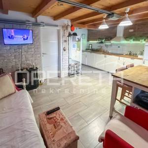 Stan s vrtom i garažom prenamijenjenom u stambeni prostor