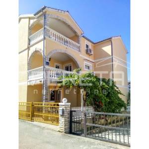 Stan s vrtom i garažom prenamijenjenom u stambeni prostor