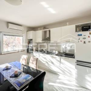 Stan s vrtom i garažom prenamijenjenom u stambeni prostor