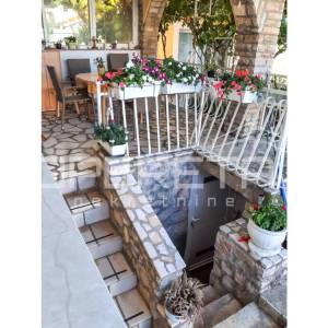 Stan s vrtom i garažom prenamijenjenom u stambeni prostor