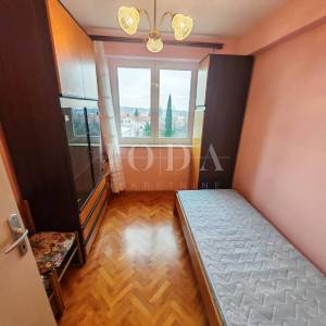 Stan u zgradi blizu centra