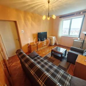 Stan u zgradi blizu centra