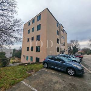 Stan u zgradi blizu centra