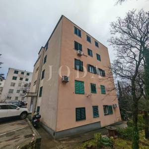 Stan u zgradi blizu centra