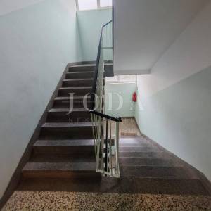 Stan u zgradi blizu centra