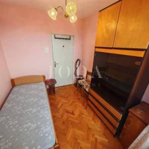 Stan u zgradi blizu centra