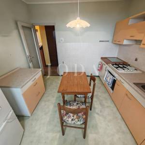 Stan u zgradi blizu centra