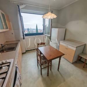 Stan u zgradi blizu centra