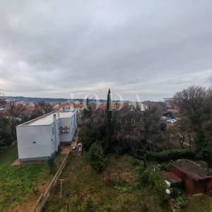 Stan u zgradi blizu centra