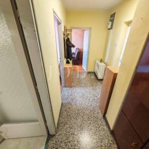 Stan u zgradi blizu centra