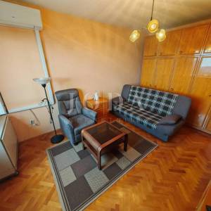 Stan u zgradi blizu centra