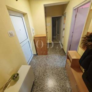 Stan u zgradi blizu centra