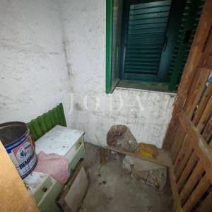 Stan u zgradi blizu centra