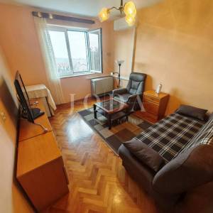 Stan u zgradi blizu centra