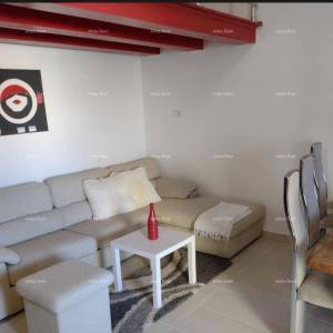 Stan, Valbandon, s 2 parkinga i dvorištem.