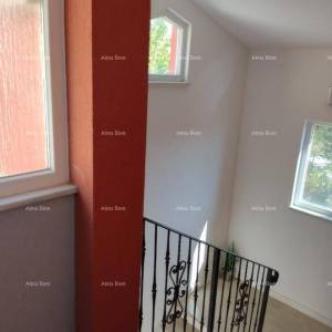 Stan, Valbandon, s 2 parkinga i dvorištem.